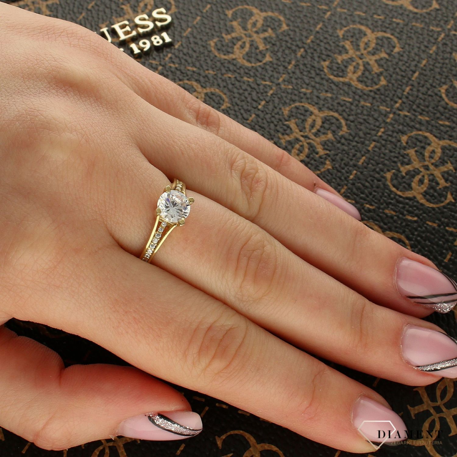 Złoty pierścionek zaręczynowy z cyrkonią PI 3568 333.jpg